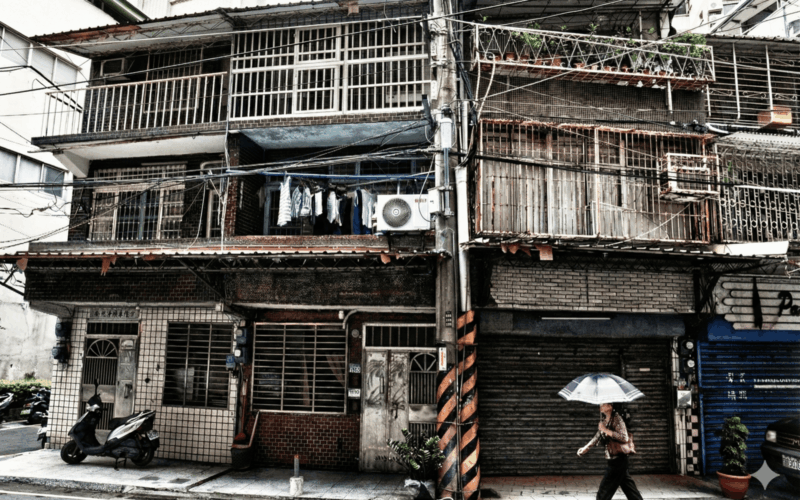 老屋翻新攻略：危老重建 vs 都市更新差在哪？稅賦減免、容積獎勵、申請流程一次看