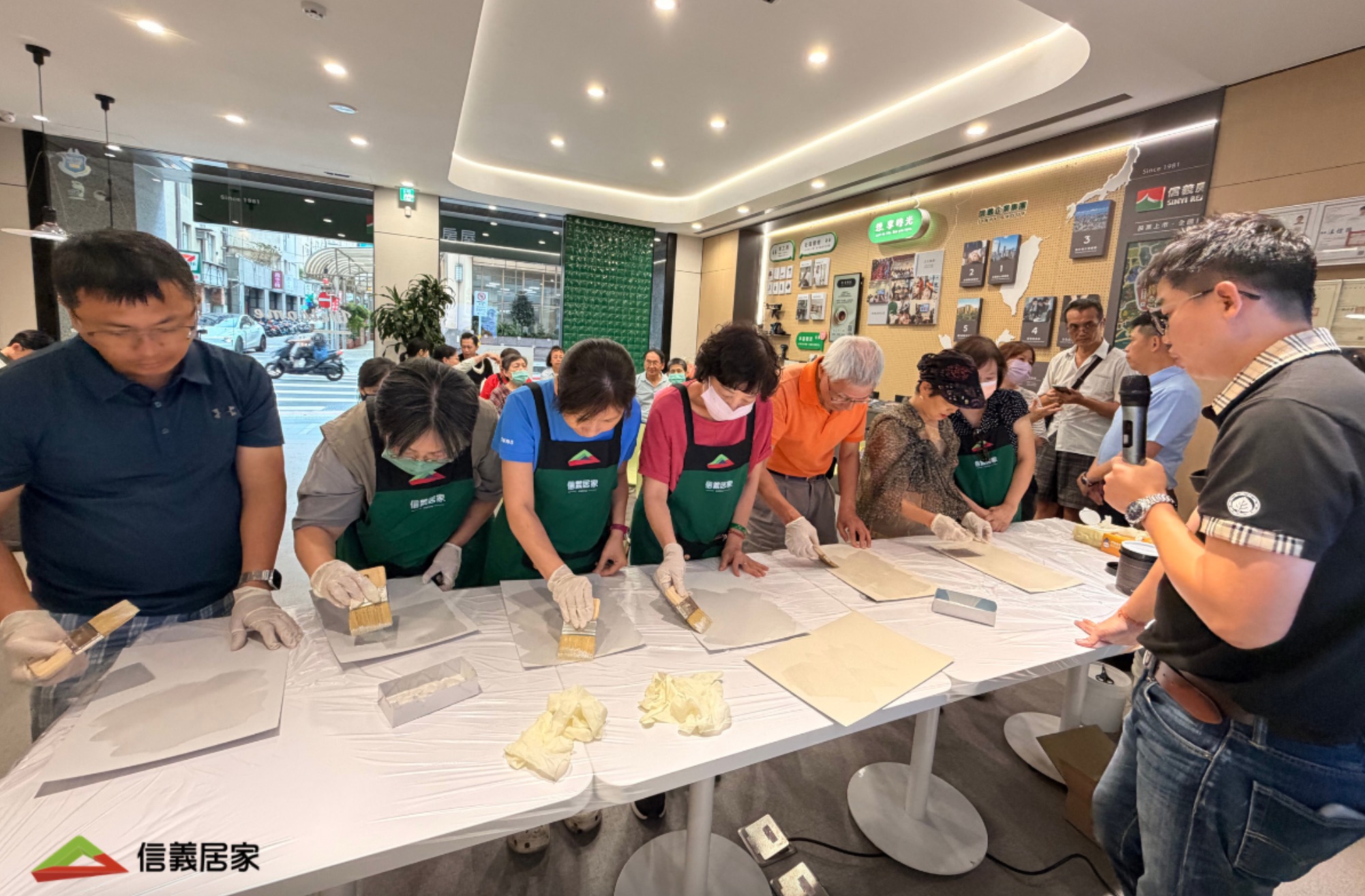 信義居家於信義房屋內湖店舉辦「牆面翻新 X 家具換裝術」講座，針對常見牆面問題、油漆工法與材料應用進行說明，並透過現場體驗降低民眾操作門檻。圖源：信義居家提供