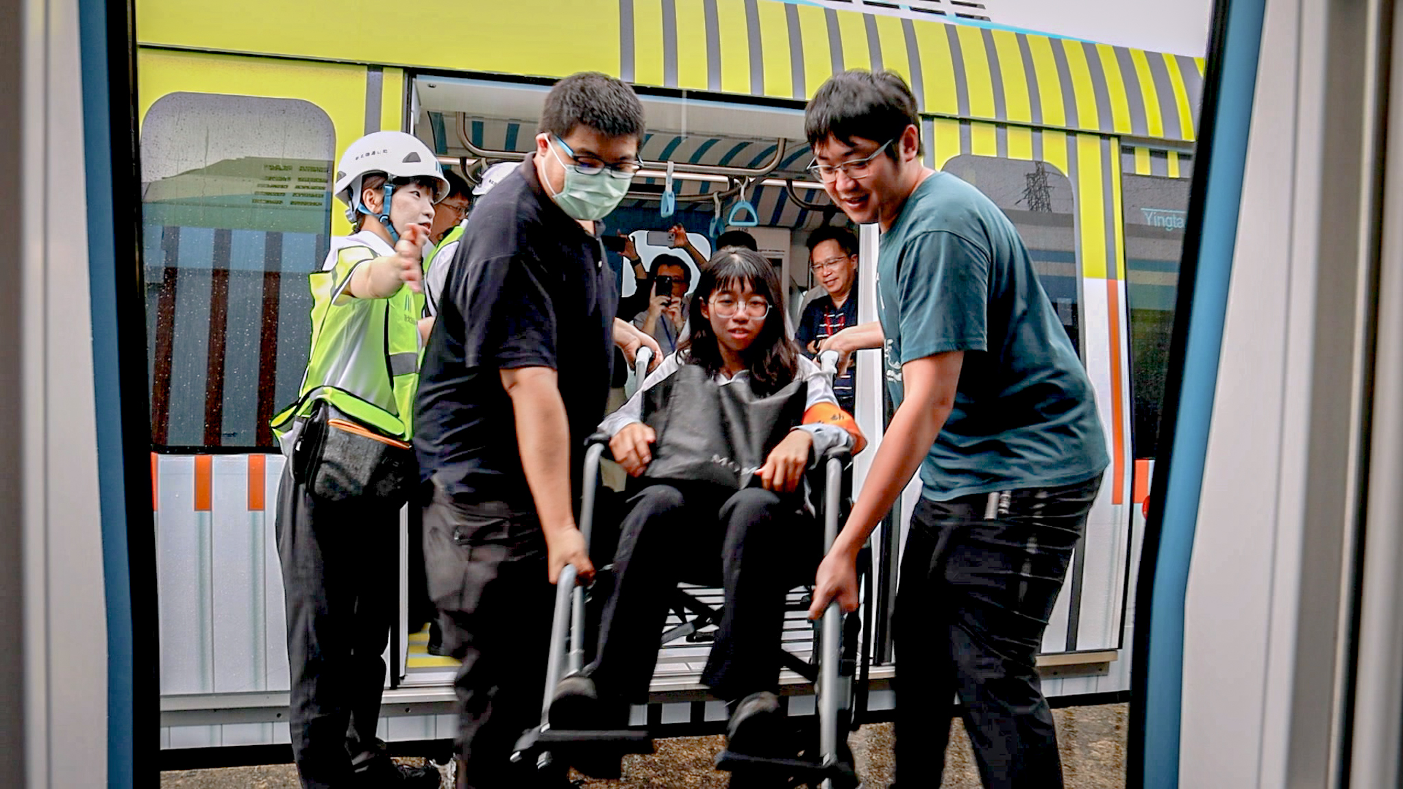 模擬協助乘客移至救援車。圖源：新北捷工局