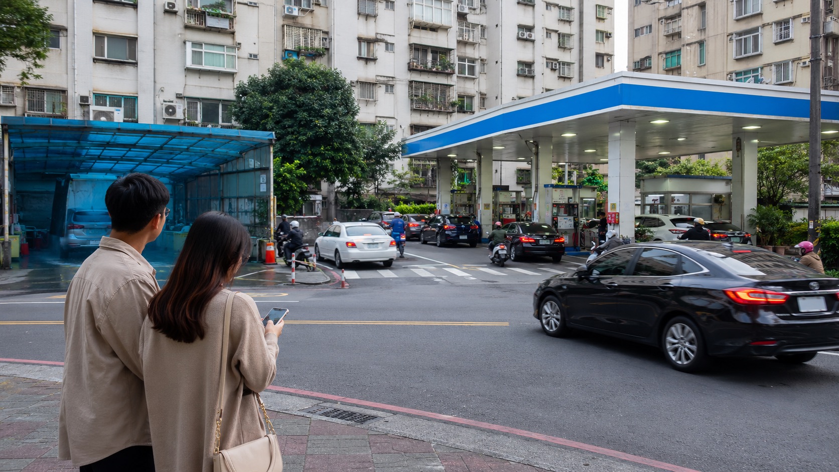 買方檢查住宅附近加油站出入口、車流、噪音與異味來源