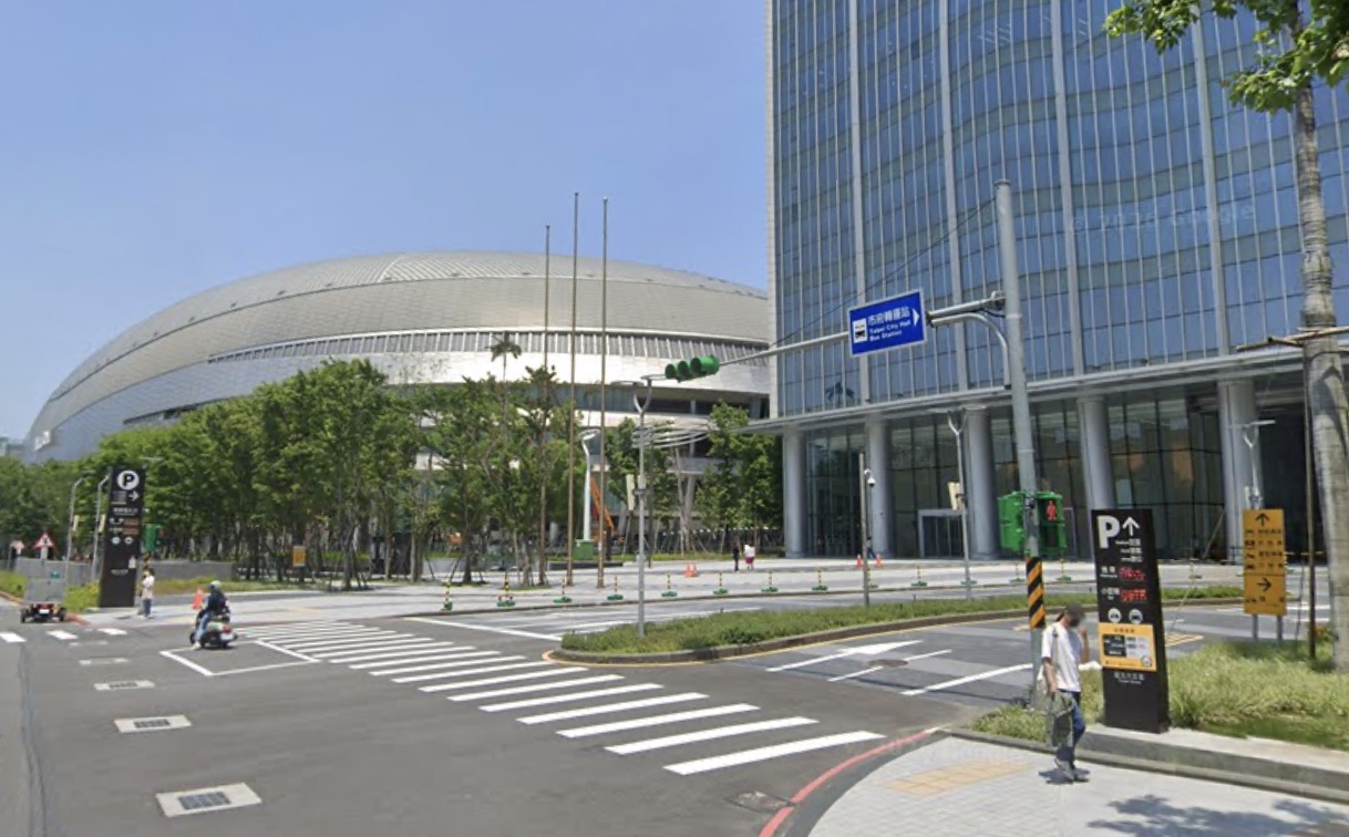 大巨蛋忠孝東路側停車場入口樣式。圖：Google 街景