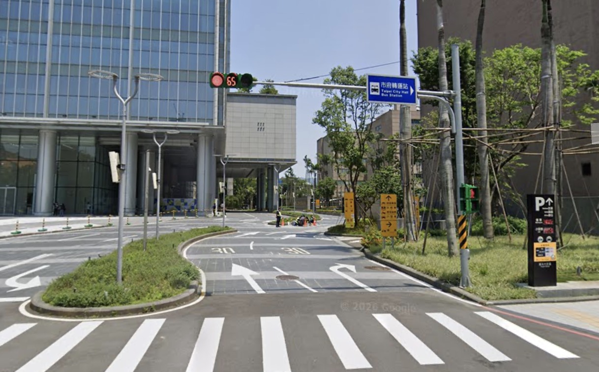 大巨蛋忠孝東路側停車場入口樣式。圖：Google 街景