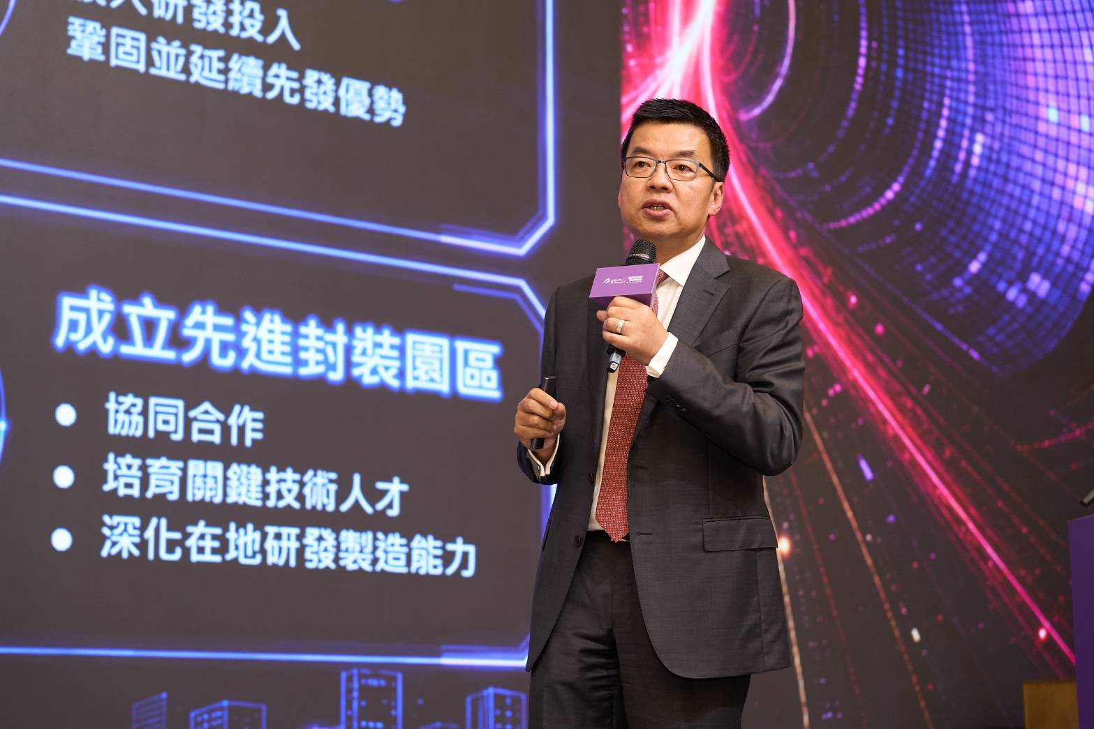 台積電先進封裝技術暨服務副總經理何軍表示，白埔提供一個重要機會，讓先進封裝的技術、設備、材料、人才與供應鏈整合得更緊密，期許白埔成為具有國際競爭力的先進封裝產業聚落（圖源：高雄經發局）