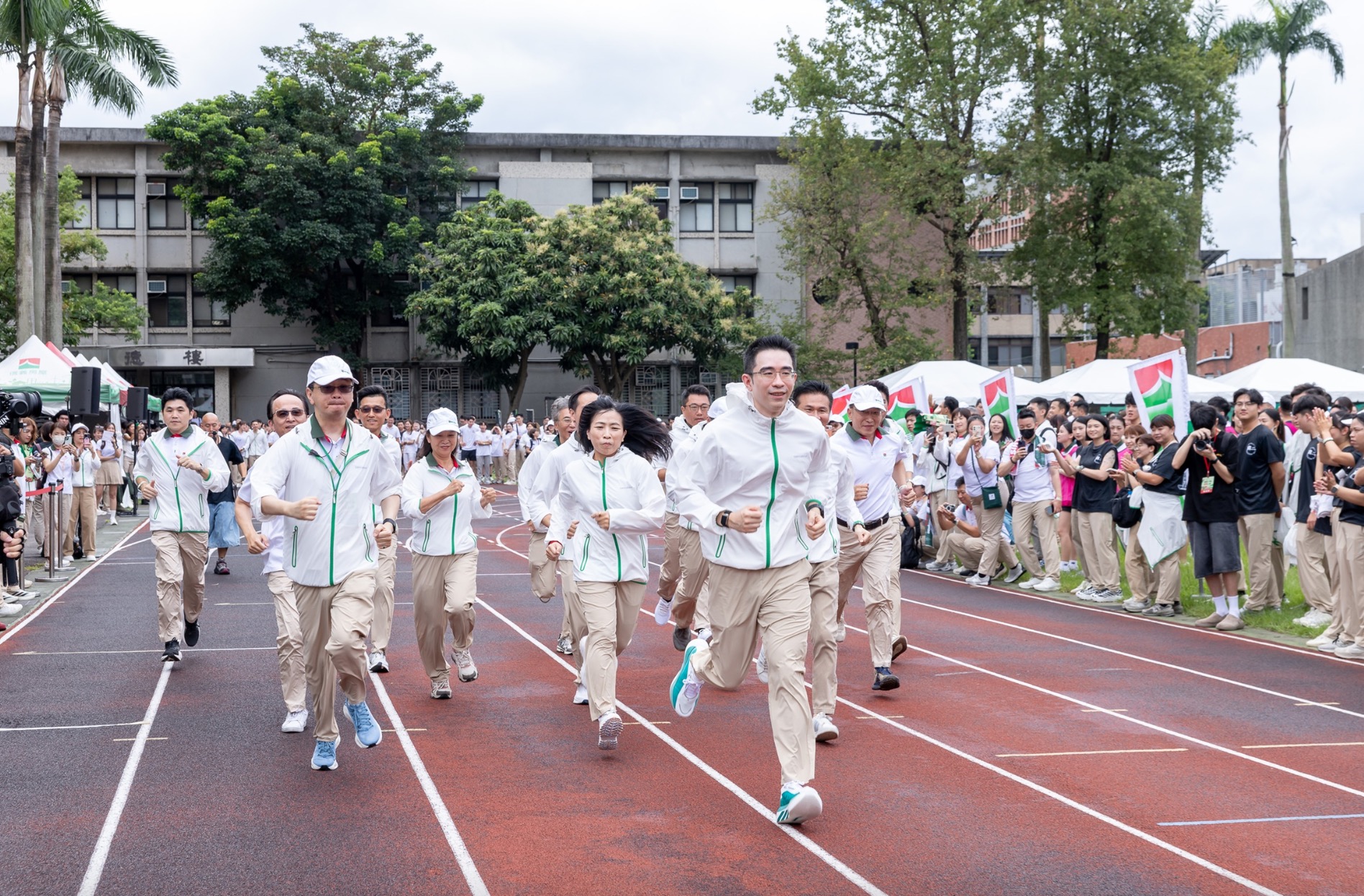 信義企業集團 9 月 2 日舉辦 45 週年運動會,由董事長周耕宇(中)帶領集團一級主管領跑揭開序幕。(圖源:信義房屋提供)