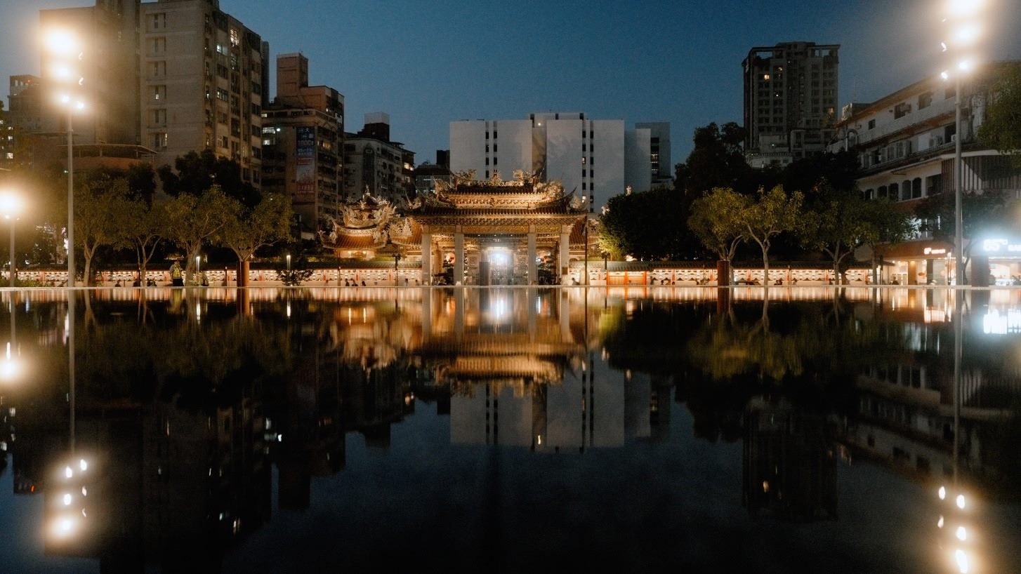 圖 5. 艋舺公園鏡面水池倒映著龍山寺之美